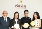 Sasin presents Professor Toemsakdi Krishnamra Awards to top students